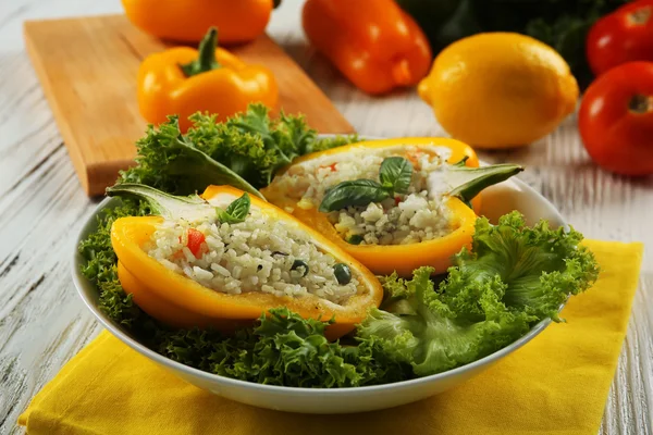 Gefüllte Paprika mit Gemüse auf dem Tisch aus nächster Nähe — Stockfoto