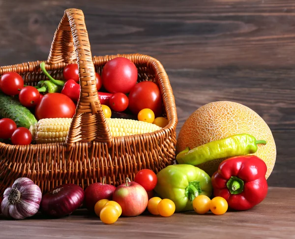 Un mucchio di frutta e verdura fresca su sfondo di legno — Foto Stock