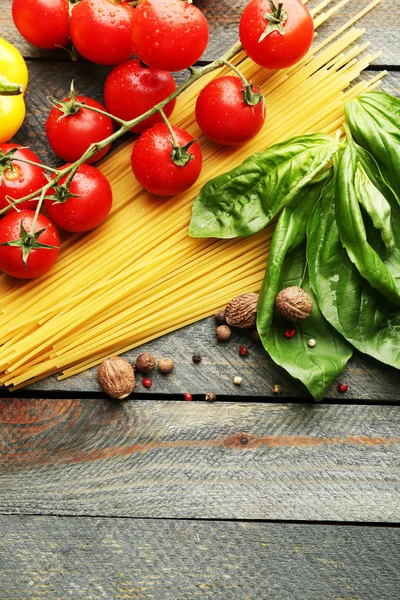 Pasta spaghetti med tomater, ost och basilika på rustika trä bakgrund — Stockfoto