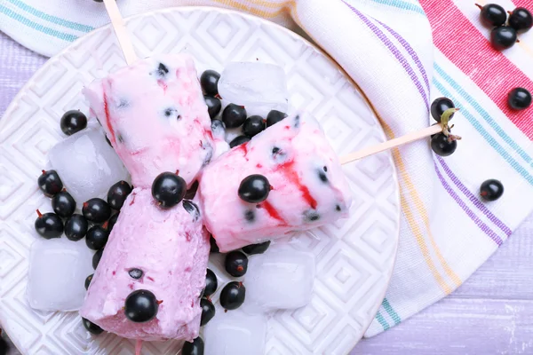 Helado dulce con grosellas negras en plato blanco, primer plano — Foto de Stock