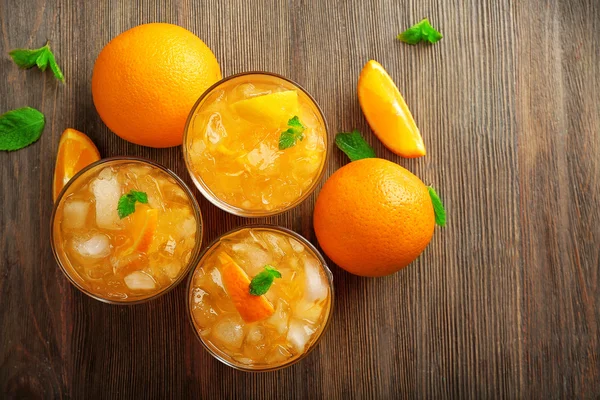 Очки апельсинового сока на деревянном столе, вид сверху — стоковое фото