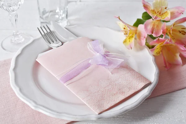 Table setting with spring flowers — Stock Photo, Image
