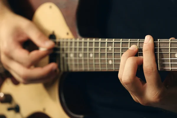 Young musician playing acoustic guitar close up — Stock Photo, Image