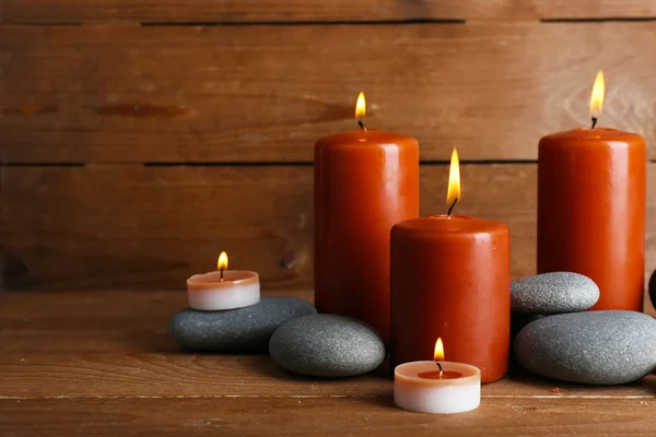 Hermosas piedras de spa con velas — Foto de Stock