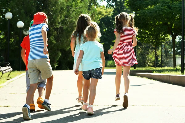 Bambini attivi felici che corrono nel parco — Foto Stock