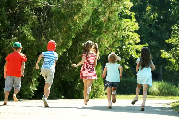 Счастливые активные дети бегают в парке — стоковое фото