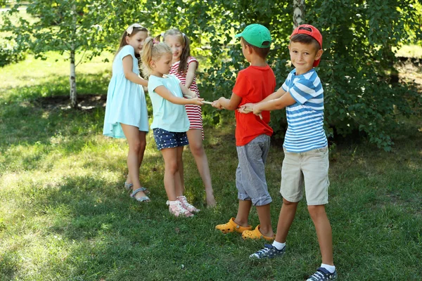 Niños activos felices jugando en el parque — Foto de Stock