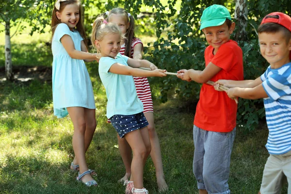 Fröhliche aktive Kinder spielen im Park — Stockfoto