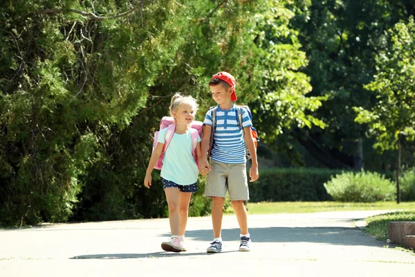 Heureux enfants actifs avec des sacs à l'extérieur — Photo