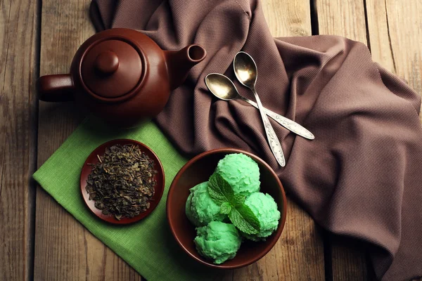 Gelato al tè verde fatto in casa su sfondo di legno scuro — Foto Stock