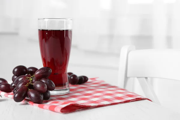 Glass of juice and ripe grapes — Stock Photo, Image