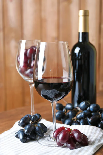 Hermosa naturaleza muerta con vino y uva — Foto de Stock