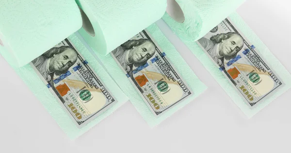 Rolos verdes claros de papel higiénico e notas de dólar — Fotografia de Stock