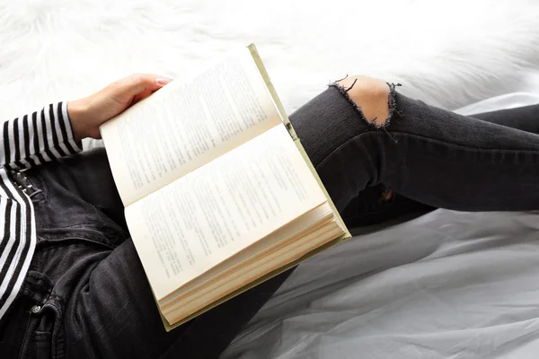 Mulher de jeans preto livro de leitura — Fotografia de Stock