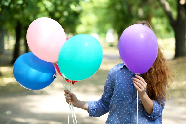 Dziewczyna z balonów, chowając się za balon — Zdjęcie stockowe