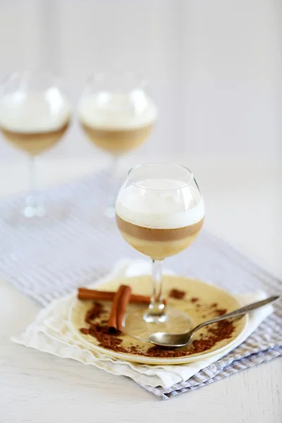 Copo de vinho com geléia na mesa — Fotografia de Stock