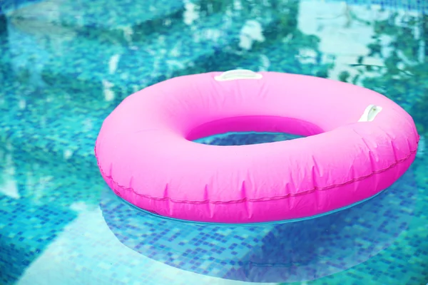 Schwimmen im rosafarbenen Pool — Stockfoto