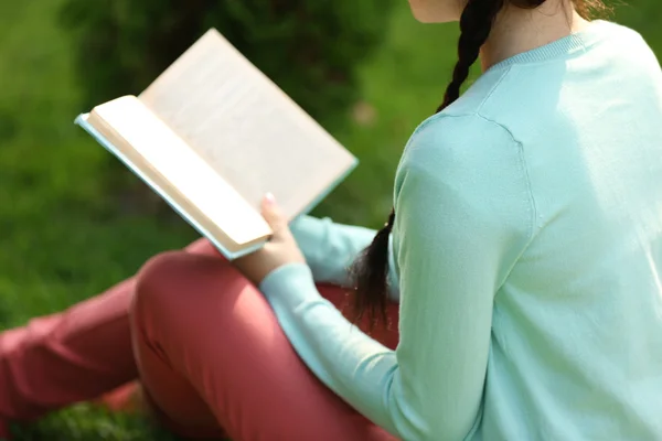 Fiatal nő könyvvel — Stock Fotó