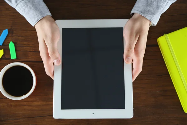 Homem trabalhando com tablet digital — Fotografia de Stock