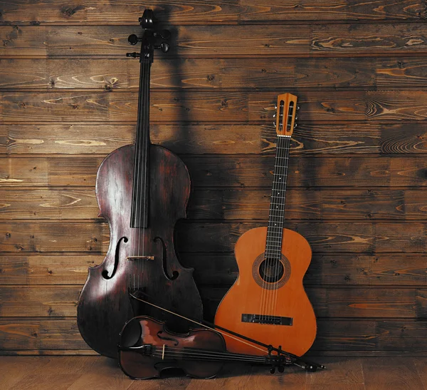 Instruments de musique sur fond de planches de bois — Photo