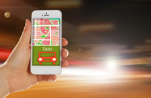 Mão segurando telefone inteligente móvel com interface de táxi no fundo da noite — Fotografia de Stock