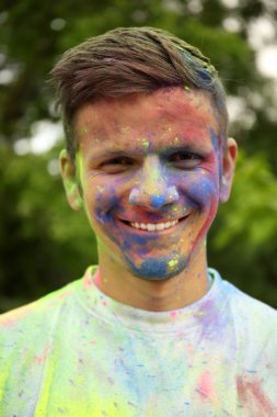 adam Holi renkli Festivali