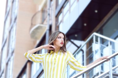 Şehir sokak poz güzel genç kız