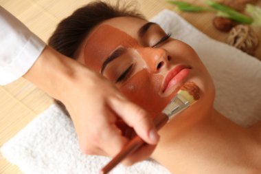 Spa salonda yüz kozmetik prosedür sırasında genç kadın portresi