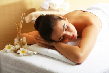 Güzellik spa salonu Masaj tablo genç kadın