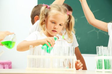 Kimya dersinde şirin öğrenciler