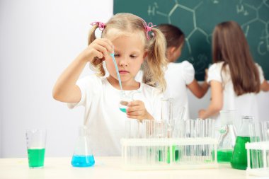 Kimya dersinde şirin öğrenciler