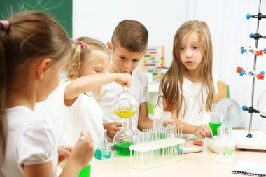 Kimya dersinde şirin öğrenciler