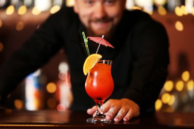 Barmen kokteyl yapmak