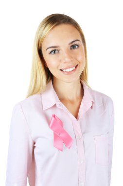 Pembe kurdele beyaz izole göğsüne kullanan kadın