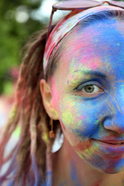 Жінка на фестивалі кольорів Холі — стокове фото