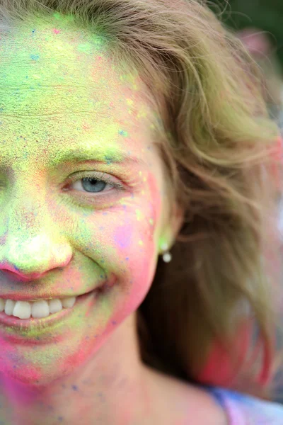 Młoda Kobieta Holi Festiwal Kolorów Parku — Zdjęcie stockowe