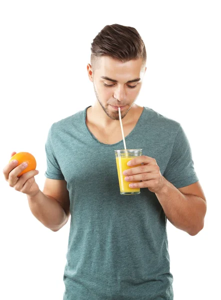 Jeune homme buvant du jus d'orange, isolé sur blanc — Photo