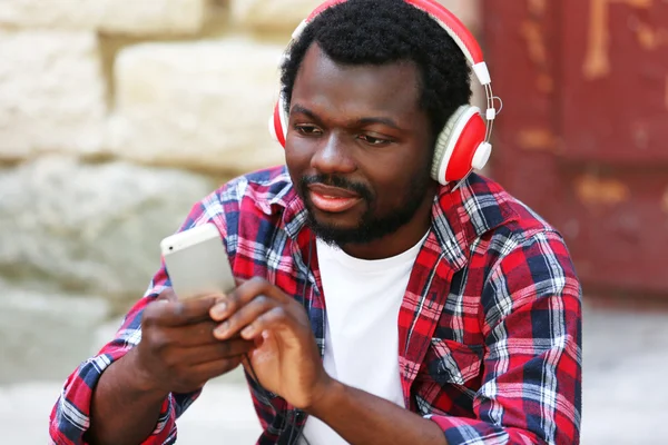 ヘッドフォンを屋外でアフリカ系アメリカ人 — ストック写真