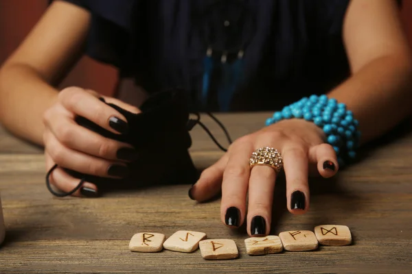 Μάγισσα - fortune teller ανάγνωση περιουσία σε κοντινό πλάνο — Φωτογραφία Αρχείου