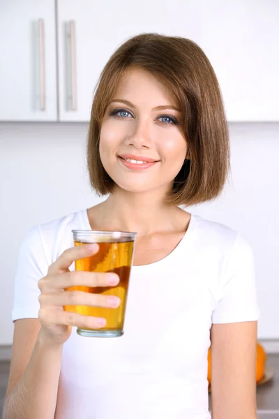 Giovane bella donna che mostra vetro di succo di mela — Foto Stock