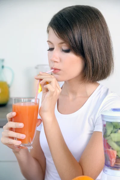 Unga vackra kvinnan dricker färsk juice — Stockfoto