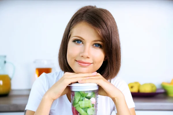 Ung vacker kvinna med mixer, förbereda apelsinjuice — Stockfoto