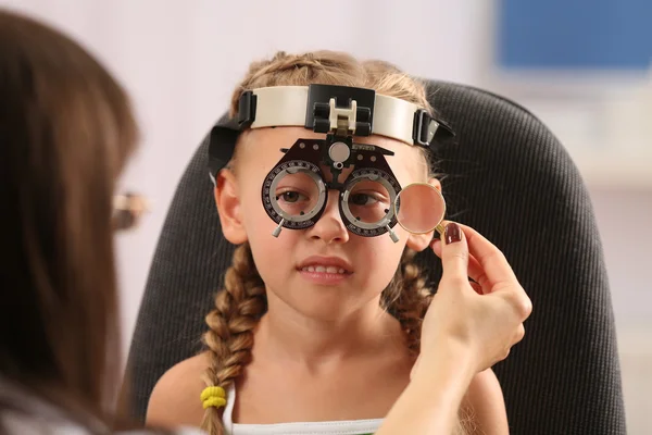 Chica joven sometida a la prueba ocular — Foto de Stock