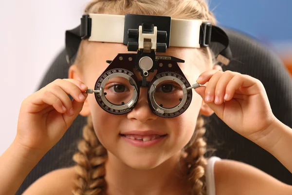 Jeune fille subissant un test oculaire — Photo