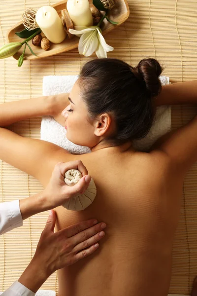 Mujer disfrutando masaje de espalda —  Fotos de Stock