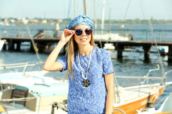 Beautiful young girl posing on pier — Stock Photo, Image