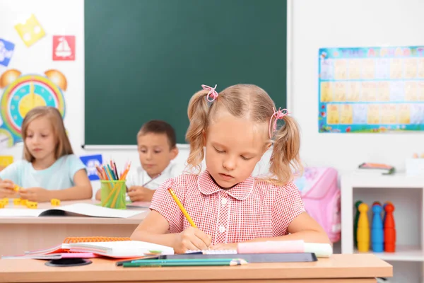 Gruppo di bambini in classe — Foto Stock