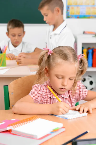 Grupp av barn i klassrummet — Stockfoto