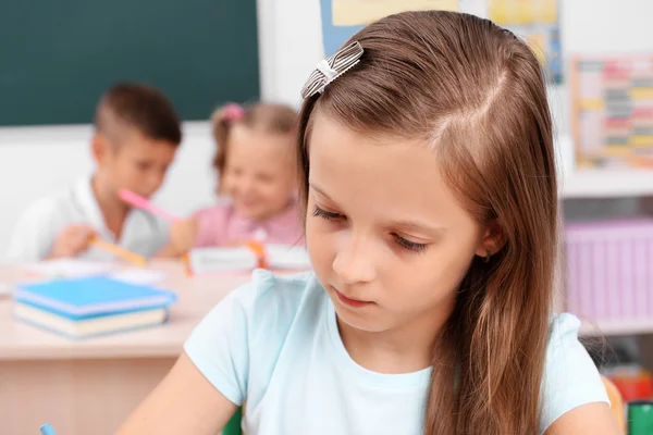 Groep kinderen in de klas — Stockfoto