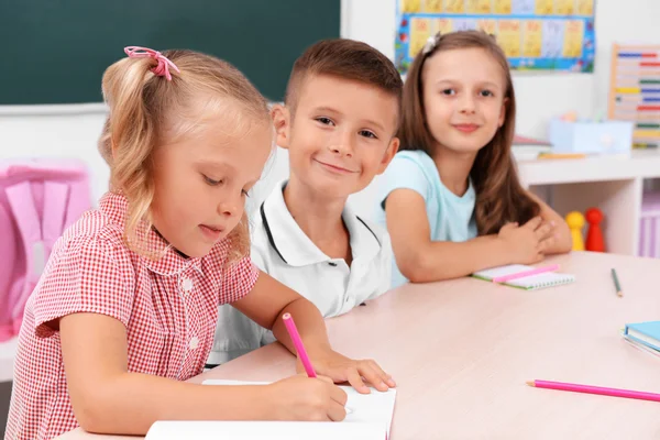 Grupp av barn i klassrummet — Stockfoto